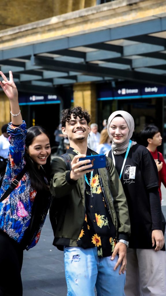 Studenti che si godono le attività del fine settimana