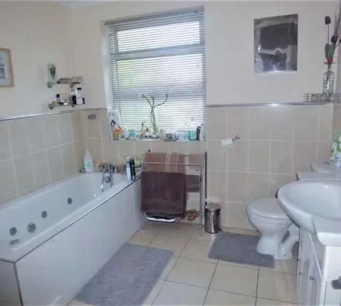 London Homestay Accommodation Bathroom 480x430.jpg